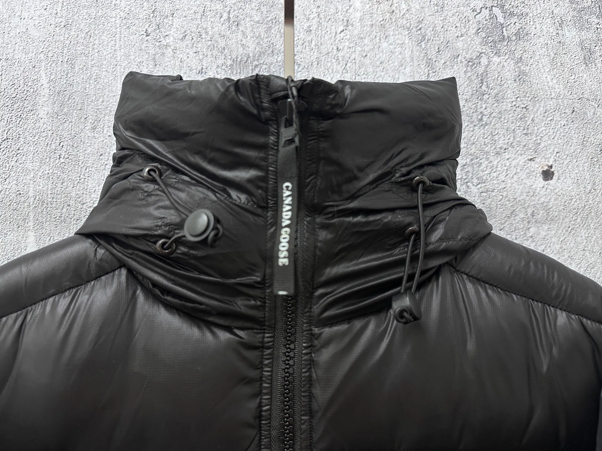 P780 [𝘾𝘼𝙉𝘼𝘿𝘼 𝙂𝙊𝙊𝙎𝙀] Canada Goose's limited new Crofton puff down jacket, top version, ceiling level Crofton soft loaf, 2024 latest style, cold protection effect up to level 4, using recycled Feather-Light tear-resistant fabric, ultra-light, no weight on the upper body at all! The unique black label highlights your temperament‼ ️ Canada Goose, a Canadian brand, has always been recognized as the warmest down jacket. Various Instagram celebrities, Internet celebrities, and celebrities often wear it for street photos. I make Canada Goose every year, but I still can't get rid of my love for it. No matter how cold the days are, there is no need to be afraid, because there is! Filled with 90% white duck down, it is the legendary warmest down jacket and is known as a must-have for Arctic outdoor sports! The most popular down jacket in the world, celebrities are rushing to buy it, it is a must-have!  Size: S~XXL